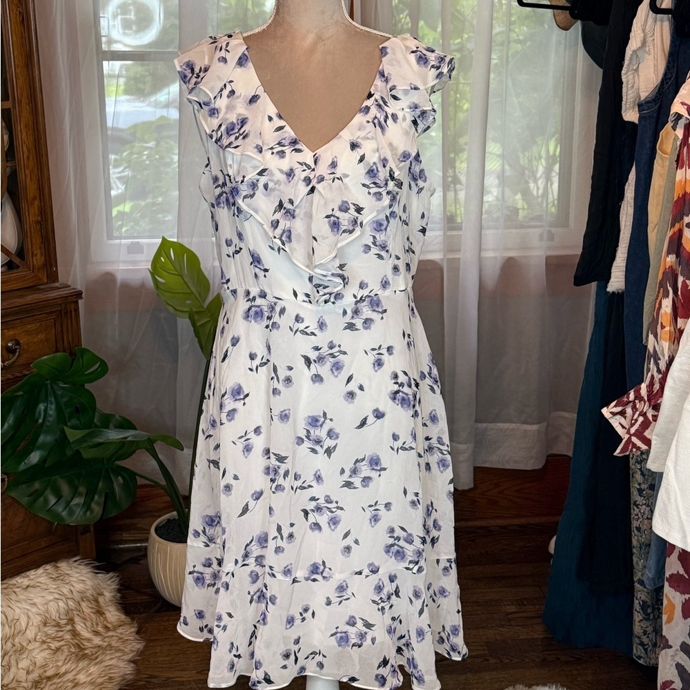 ☀️SUMMER CLEARANCE SALE☀️ DKNY Floral Ruffle V-Neck Dress